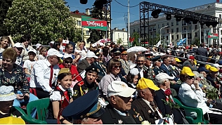 Церемония возложения   венков и цветов  к монументу Победы